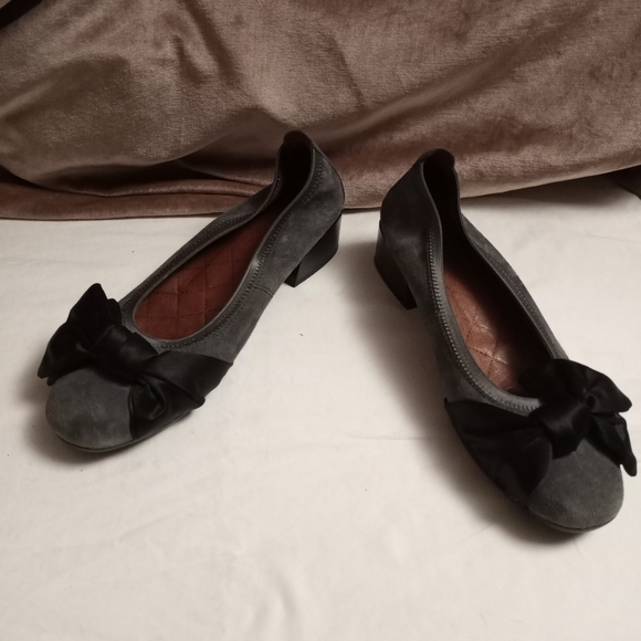Final Sale  - HISPANITAS Gray Suede w/Black Satin Bow Calani Pump - Picture 4 of 8